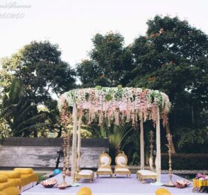 romantic-engagement-decoration-with-roses